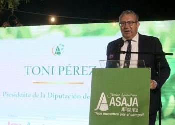 Toni Pérez participa en la Noche de la Agricultura Alicantina y entrega un premio a Finca Morote