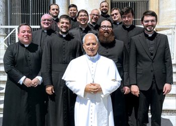 Sacerdotes valencianos celebran su 5º aniversario de ordenación en Roma con un encuentro con el Papa León