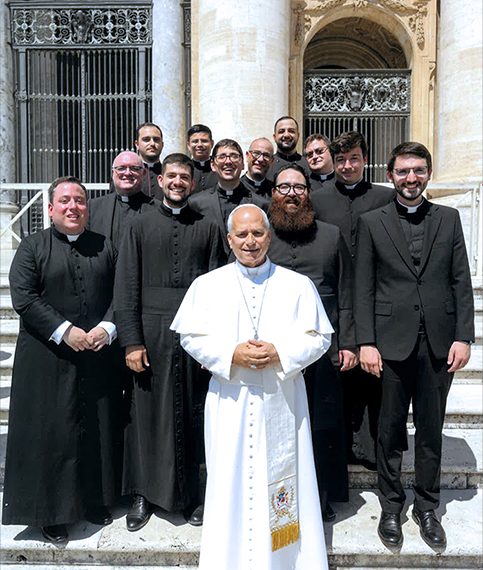 Sacerdotes valencianos celebran su 5º aniversario de ordenación en Roma con un encuentro con el Papa León