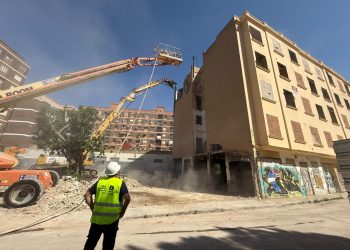 Valencia inicia el derribo del edificio ‘Chernóbil’ para transformar una de las principales entradas de Campanar
