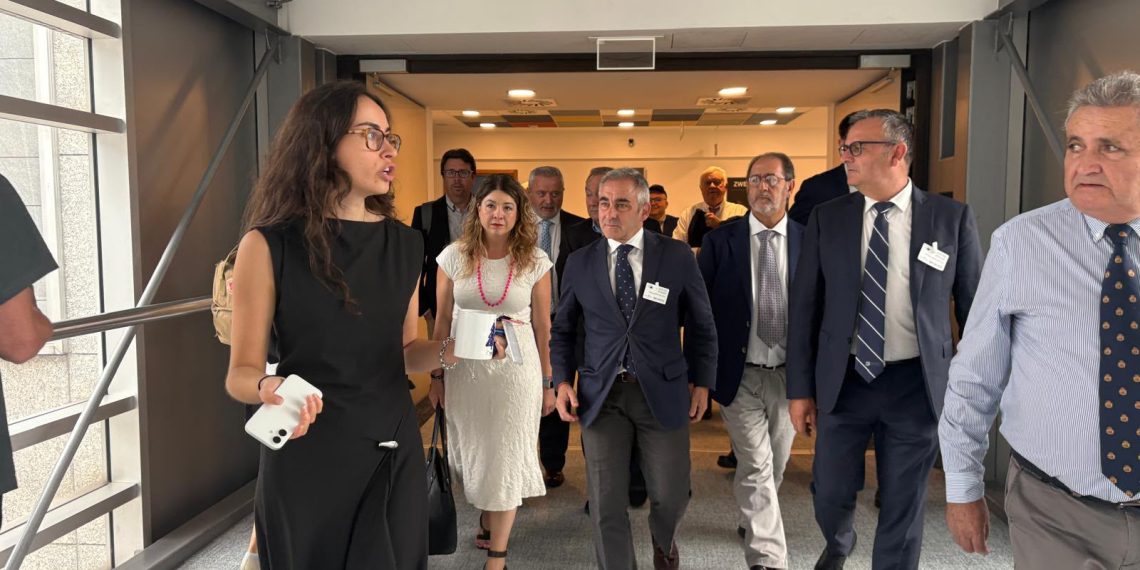 Barrachina reclama en Bruselas que los fondos europeos primen la gestión eficiente del agua