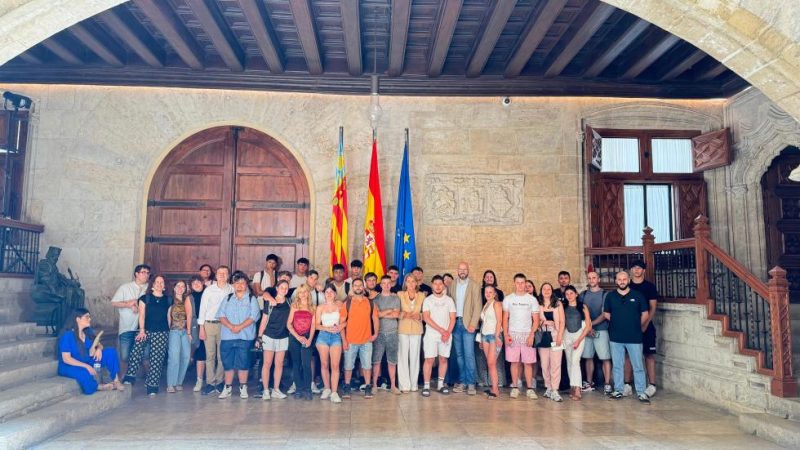 Camarero destaca la evolución personal de los jóvenes participantes en el programa Jove Oportunitat del IVAJ