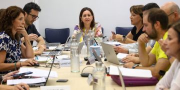 Educación redistribuye más de 1.200 docentes para reforzar la atención en las aulas