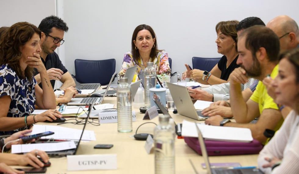 Educación redistribuye más de 1.200 docentes para reforzar la atención en las aulas