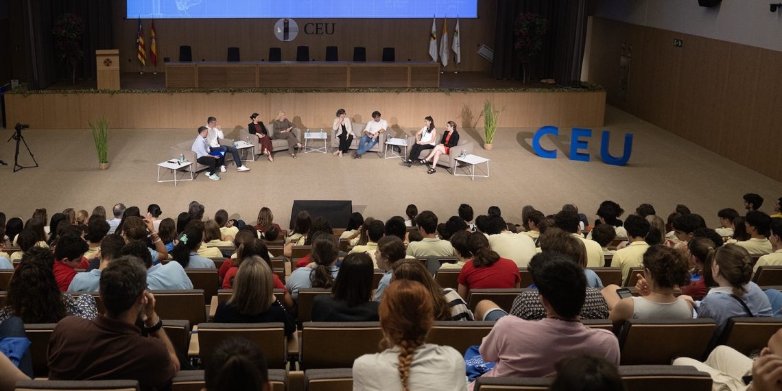 La CEU UCH acerca la investigación científica a más de un centenar de jóvenes en la III Feria Creadores de Conocimiento