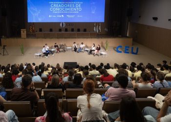 La CEU UCH acerca la investigación científica a más de un centenar de jóvenes en la III Feria Creadores de Conocimiento