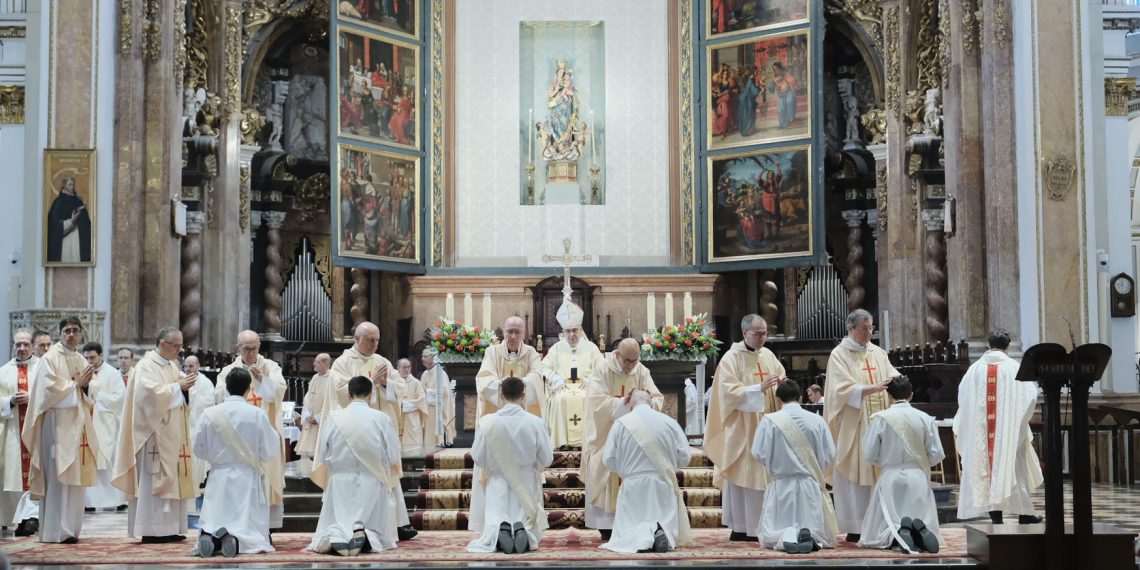 Seis diáconos son ordenados sacerdotes en una solemne misa presidida por el arzobispo Benavent