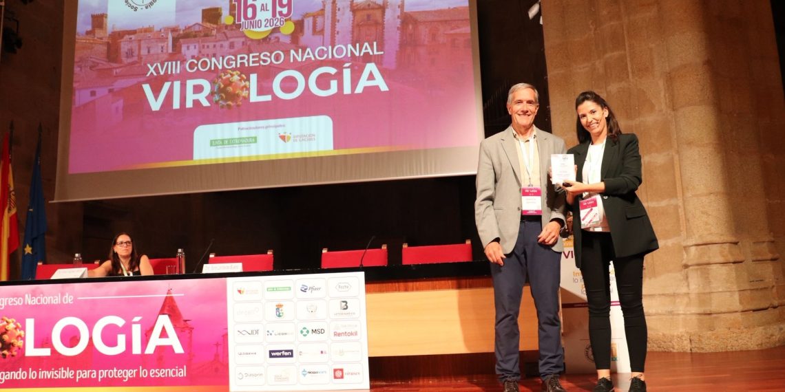 La investigadora de la CEU UCH Sara Landeras recibe el Premio Viróloga Junior