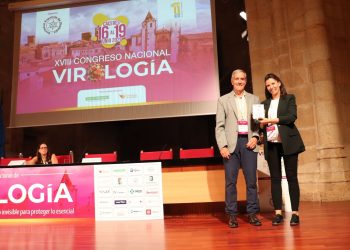 La investigadora de la CEU UCH Sara Landeras recibe el Premio Viróloga Junior