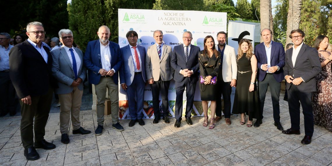 Toni Pérez participa en la Noche de la Agricultura Alicantina y entrega un premio a Finca Morote