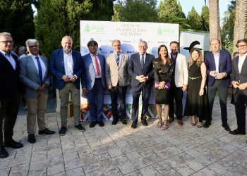 Toni Pérez participa en la Noche de la Agricultura Alicantina y entrega un premio a Finca Morote