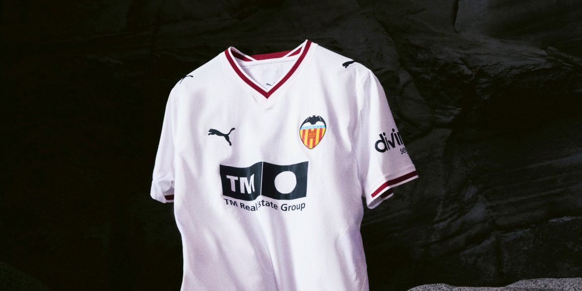El Valencia CF estrena el Rojo Torino en su nueva camiseta para la despedida de Mestalla