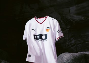El Valencia CF estrena el Rojo Torino en su nueva camiseta para la despedida de Mestalla