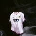 El Valencia CF estrena el Rojo Torino en su nueva camiseta para la despedida de Mestalla
