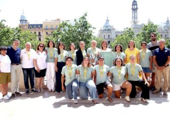 La alcaldesa, María José Catalá, ha recibido hoy en el Salón de Cristal al Club de Rugby Femenino Turia por su ascenso a la División de Honor.
