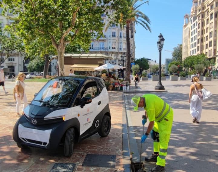 Valencia adelanta la limpieza de más de 76.000 imbornales para prevenir inundaciones