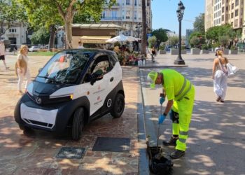 Valencia adelanta la limpieza de más de 76.000 imbornales para prevenir inundaciones