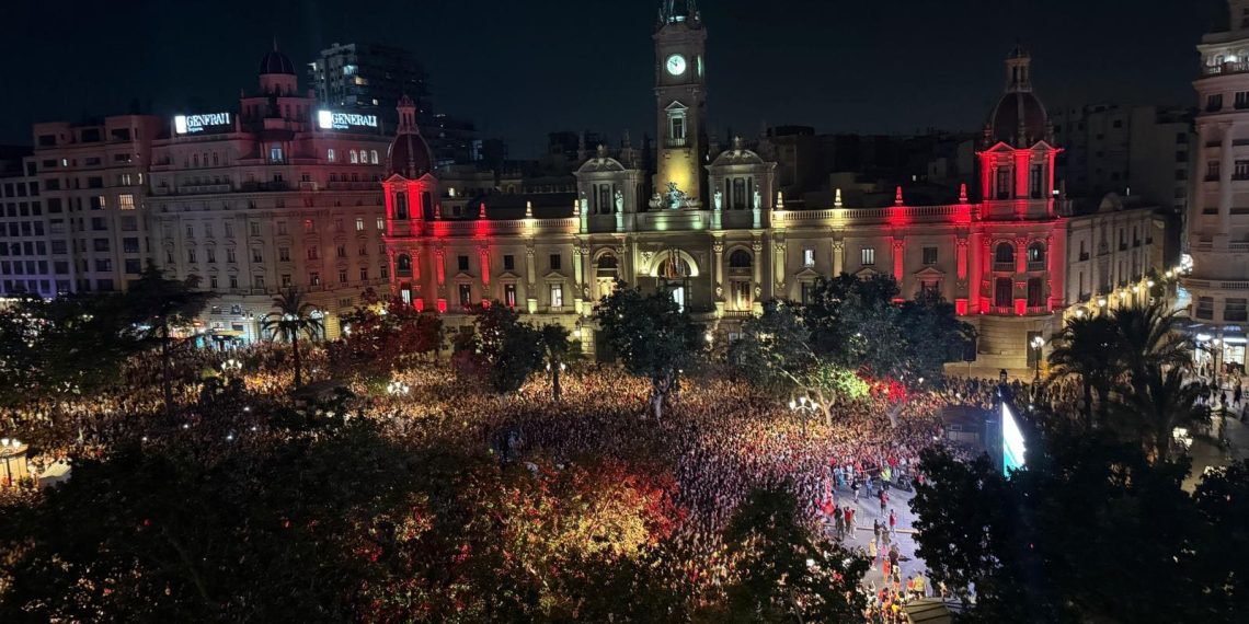 30.000 personas celebran en la plaza del Ayuntamiento de Valencia el triunfo de España en la final del Mundial