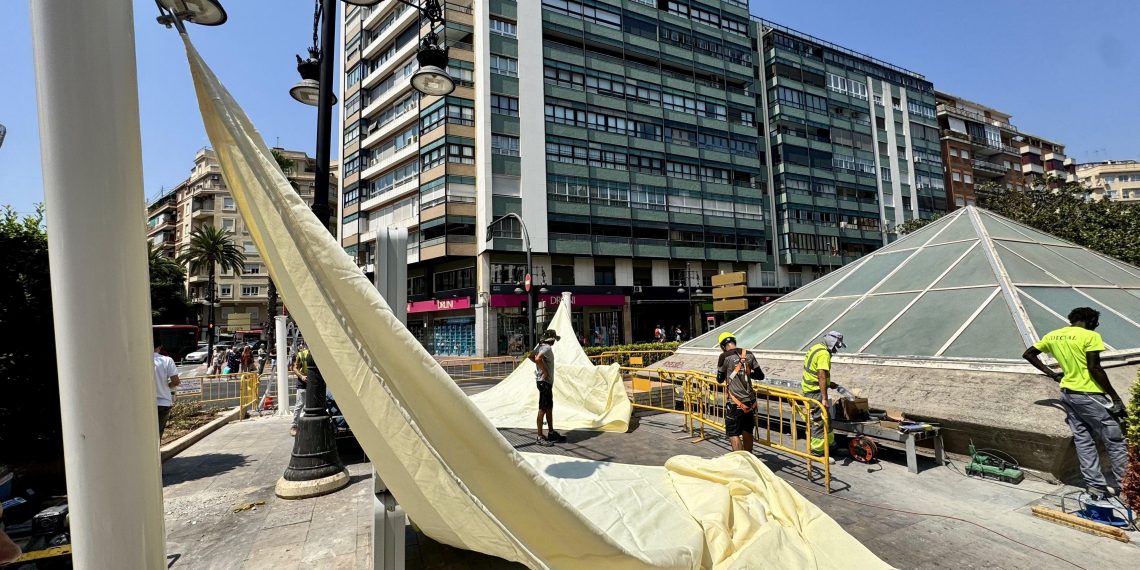 Valencia prueba sus primeros toldos en las plazas de Espanya y Amèrica para crear nuevas zonas de sombra
