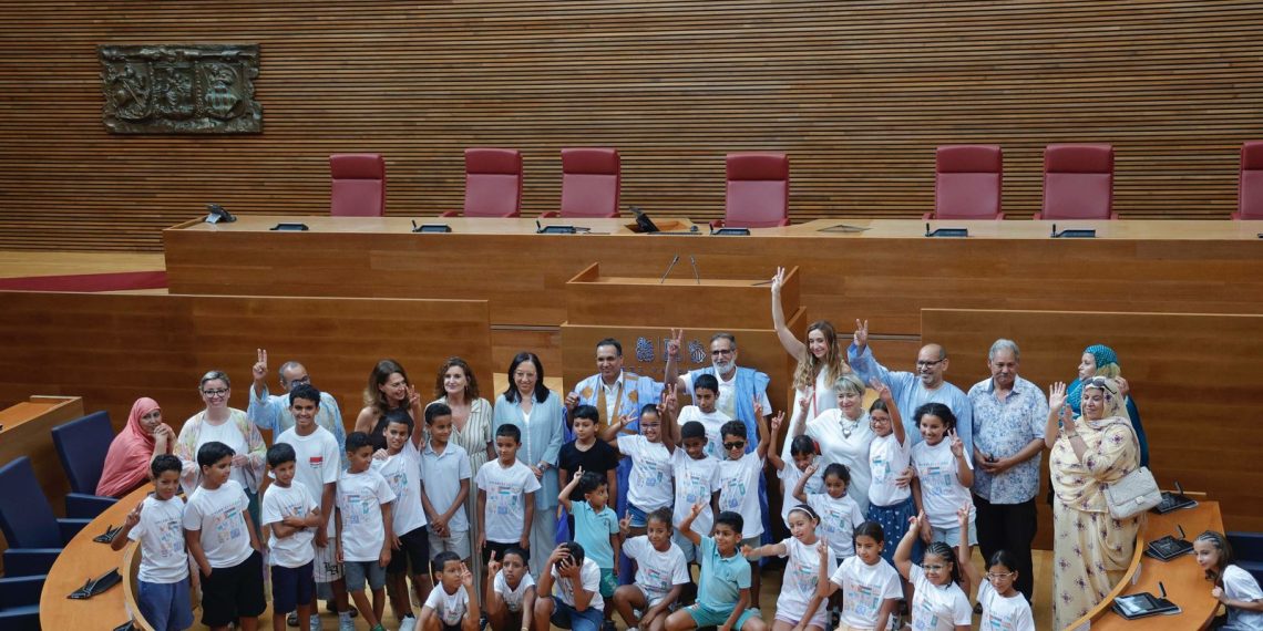 Les Corts reciben a 36 niños saharauis del programa Vacaciones en Paz