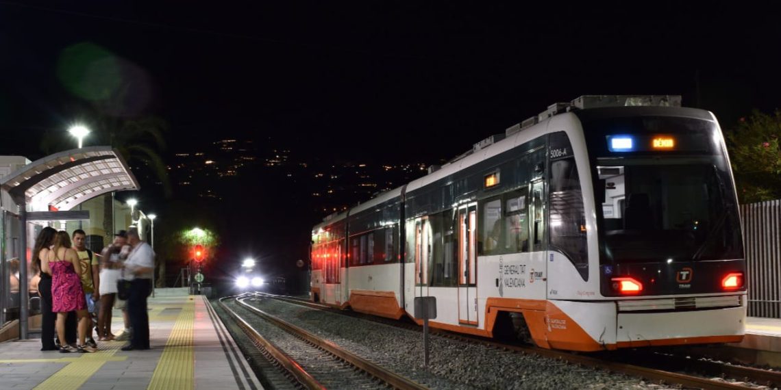 El TRAM d’Alacant estrena este viernes el servicio nocturno del Tramnochador para los fines de semana de verano