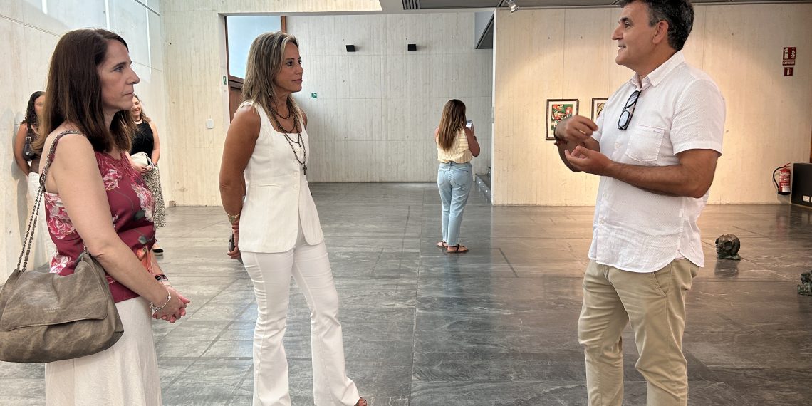 El Palacio de Congresos de Peñíscola inaugura una exposición dedicada al artista Joan Simó