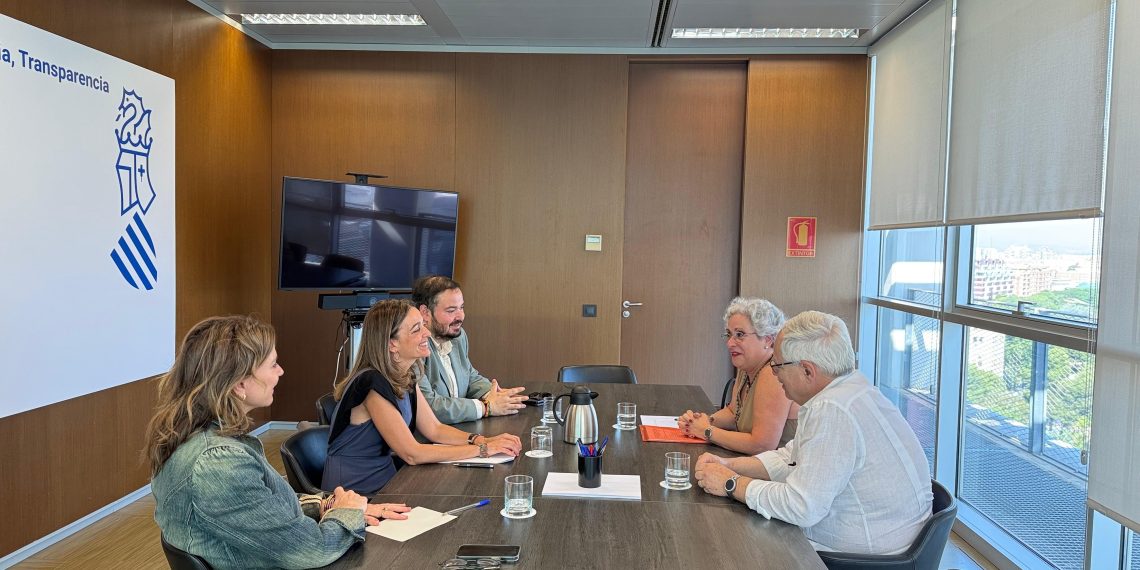 Justicia refuerza la colaboración con el Centro Valenciano en el Exterior de Sevilla
