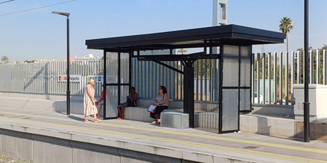 FGV instala nuevas marquesinas en la estación de Paiporta para mejorar el servicio