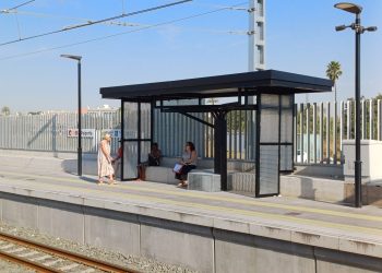 FGV instala nuevas marquesinas en la estación de Paiporta para mejorar el servicio