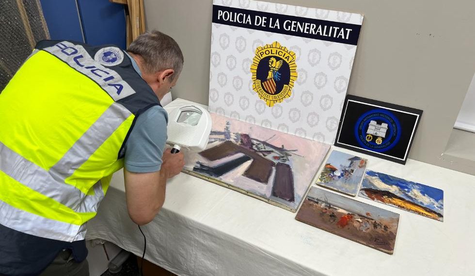 La Policía de la Generalitat interviene cuatro cuadros falsificados atribuidos a Pinazo y Hernández Mompó
