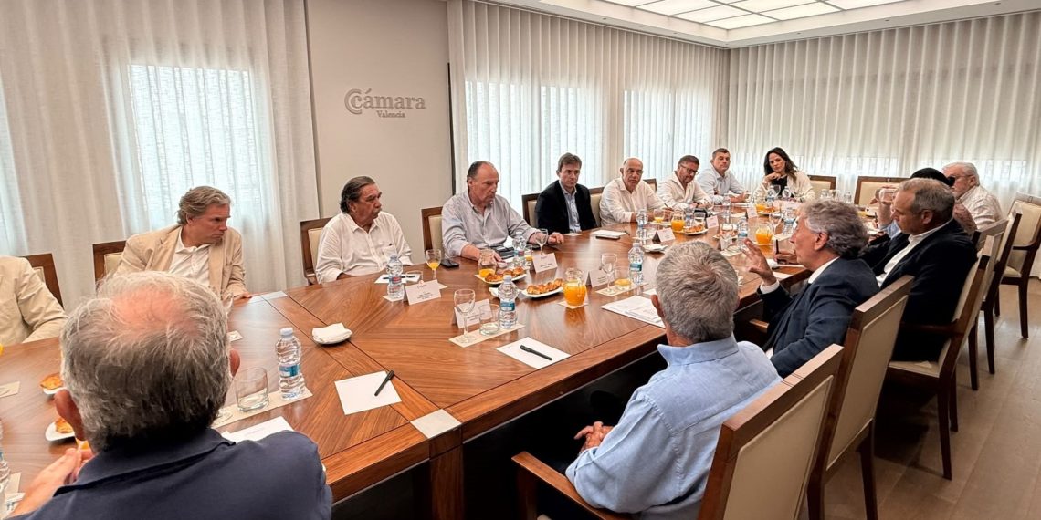 La Generalitat suma el apoyo de la Cámara de Comercio para reformar el marco normativo de los contratos de emergencia