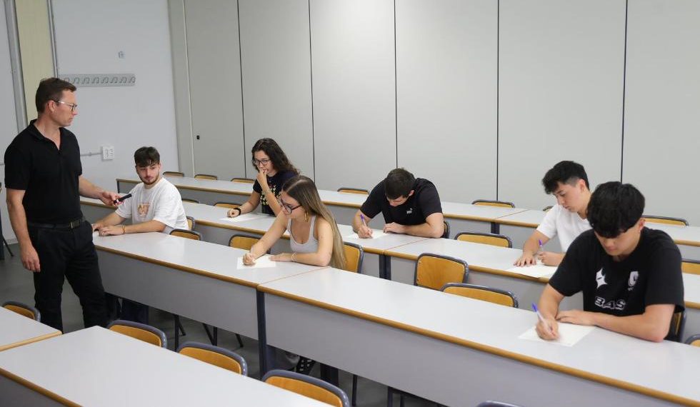 Las notas de corte bajan hasta 0,455 puntos tras la tercera adjudicación universitaria