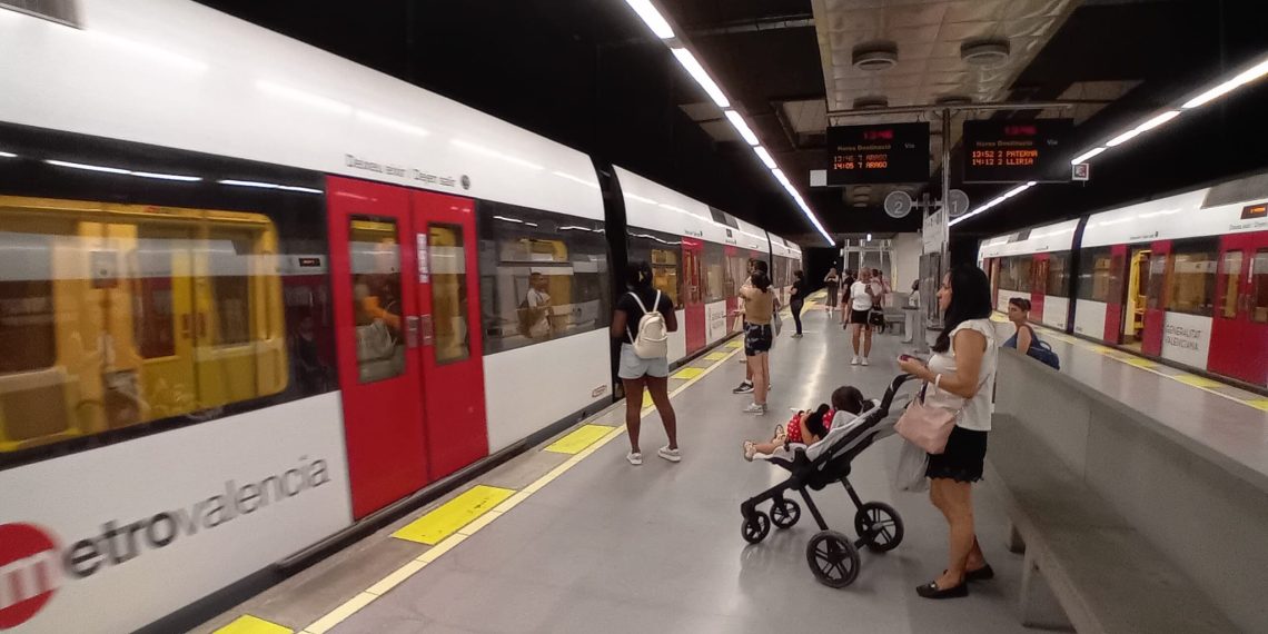 Metrovalencia adapta sus horarios durante agosto con el servicio de verano