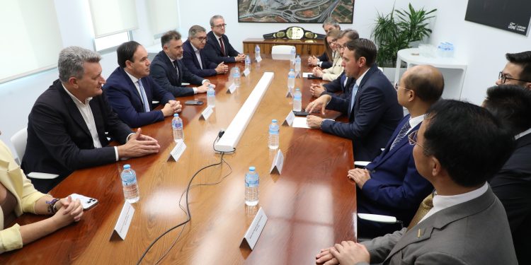 Pérez Llorca celebra el acuerdo entre Ford y Geely que blinda el futuro laboral en la Comunitat Valenciana