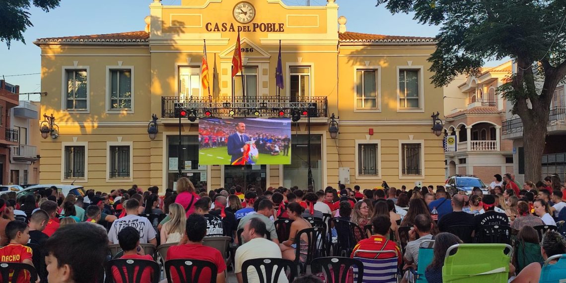 La Pobla de Farnals instalará una pantalla gigante para seguir la final del Mundial y ofrecerá autobús gratuito a la playa