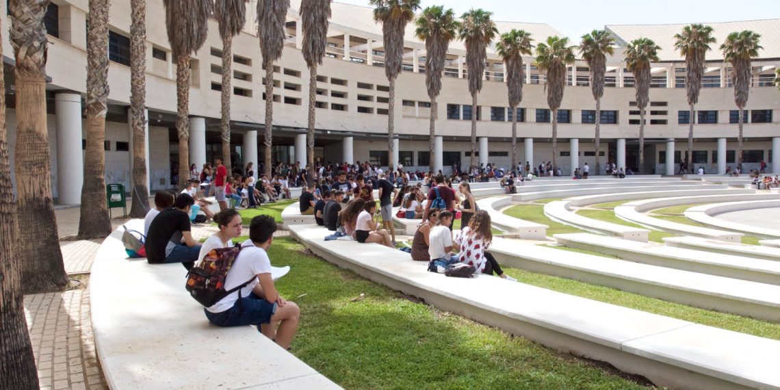 La Generalitat mantiene congeladas las tasas universitarias y destina más de 51 millones a becas