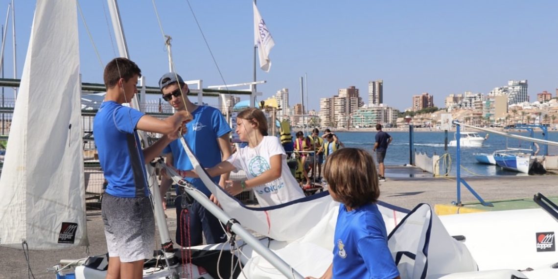 Las Escuelas de Vela de la Comunitat Valenciana impulsan el deporte náutico entre los jóvenes durante el verano