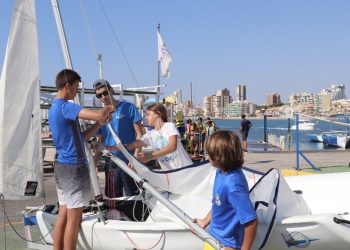 Las Escuelas de Vela de la Comunitat Valenciana impulsan el deporte náutico entre los jóvenes durante el verano