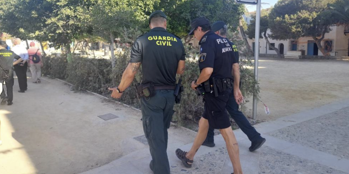 Tabarca refuerza la seguridad este verano con un operativo conjunto de Policía Local y Guardia Civil