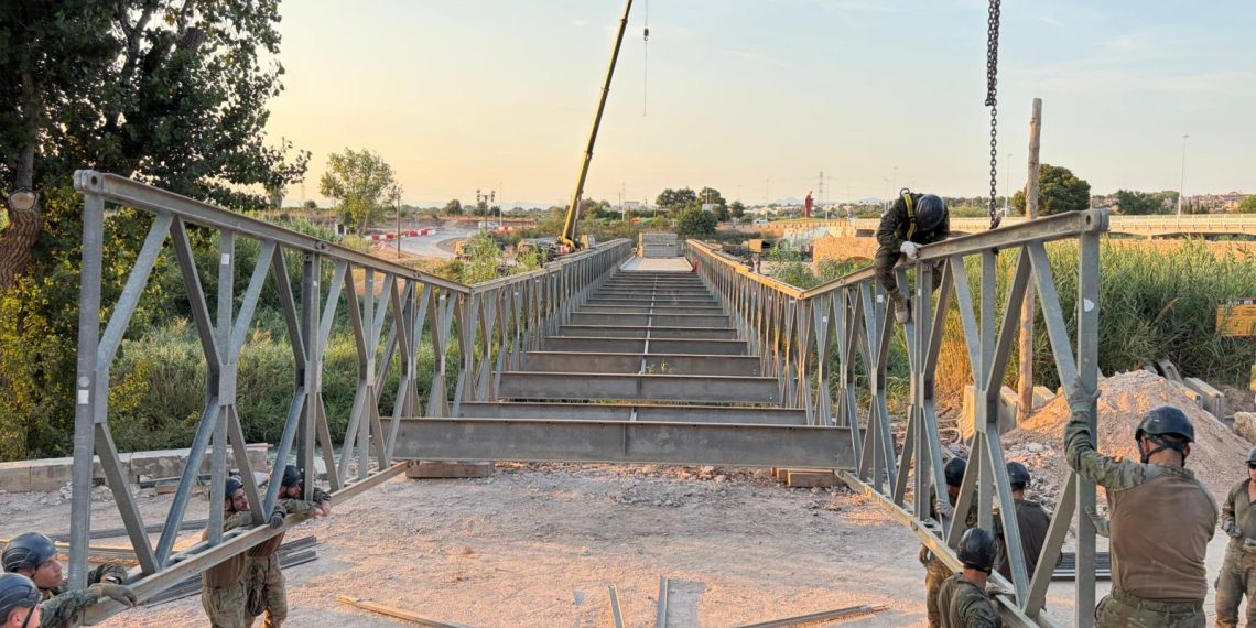 El Ejército inicia el desmontaje del puente militar de Riba-roja tras la recuperación del paso