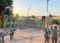 El Ejército inicia el desmontaje del puente militar de Riba-roja tras la recuperación del paso