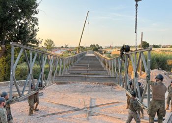 El Ejército inicia el desmontaje del puente militar de Riba-roja tras la recuperación del paso