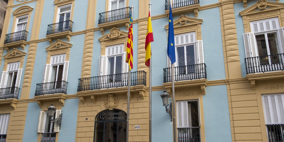 La Diputación de Valencia prueba pulseras de alerta frente al estrés térmico por calor