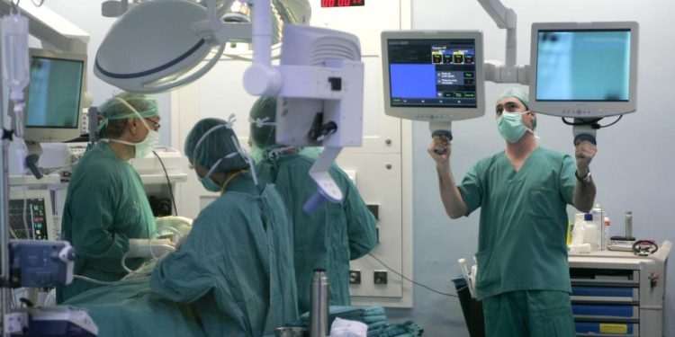 Sanidad reduce a 17 días la espera para operar a pacientes con riesgo vital
