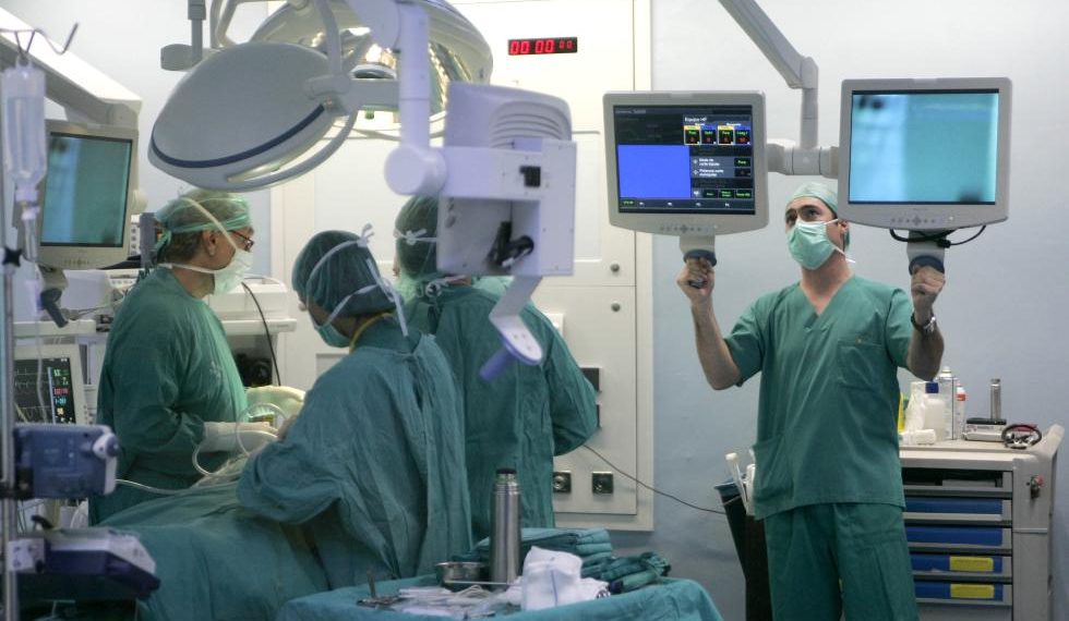 Sanidad reduce a 17 días la espera para operar a pacientes con riesgo vital