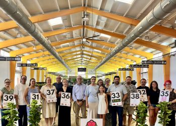 Las Falleras Mayores de Valencia conocen en Mercaflor las calesas de la Batalla de Flores