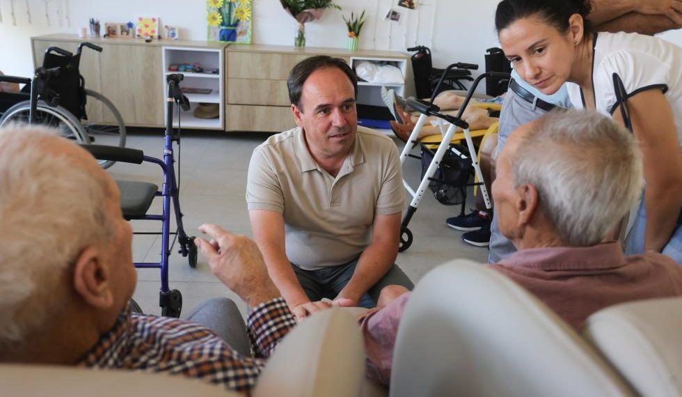 Pérez Llorca visita la residencia Novaedat de La Vall d’Uxó tras el incendio y el regreso de los residentes