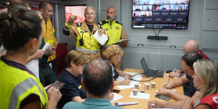 La Generalitat despliega más de 450 efectivos y 20 medios aéreos para combatir el incendio