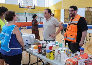 Pérez Llorca visita los puntos de atención y reparto de recursos para los afectados del incendio de La Vall d’Uxó