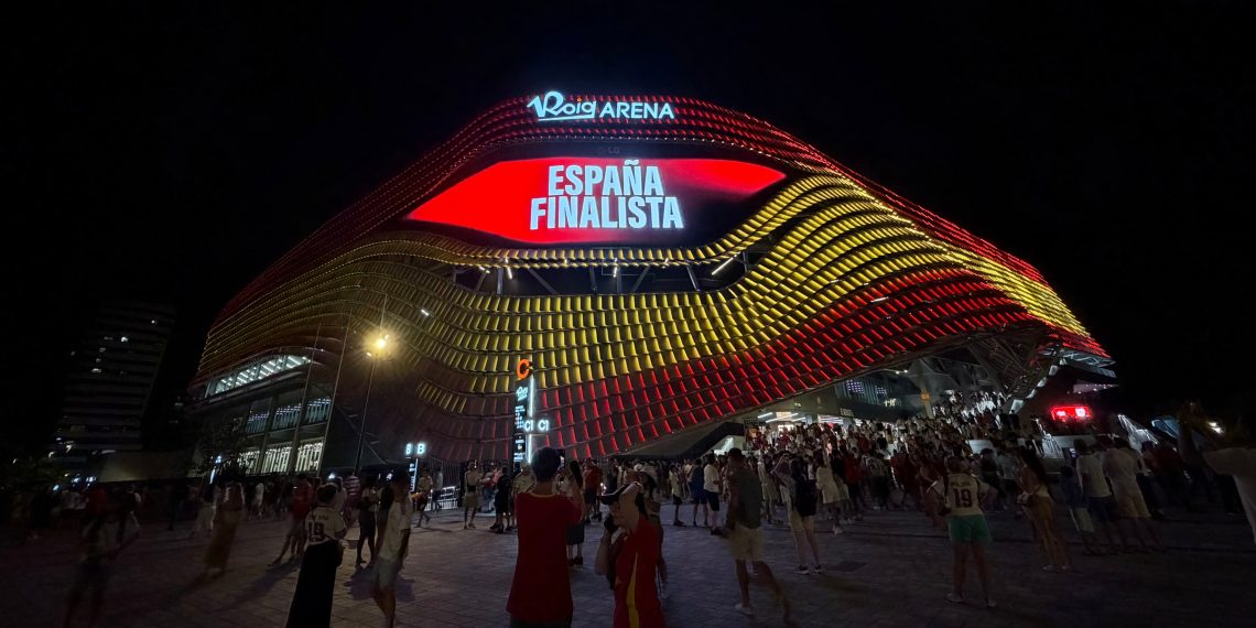 Cerca de 10.000 aficionados vibran en el Roig Arena con la victoria de España ante Francia